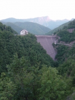La diga del lago di Vagli, veduta frontale La diga del lago di Vagli, veduta frontale