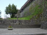 La fontana in pietra, sulla destra si intravede la Rocca La fontana in pietra, sulla destra si intravede la Rocca
