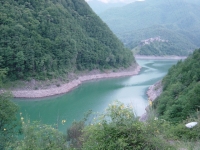 Il lago di Vagli, in lontananza su un colletto Vagli di Sotto, Garfagnana Il lago di Vagli, in lontananza su un colletto Vagli di Sotto, Garfagnana