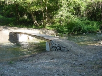 Un piccolo ponte pedonale e ciclabile fatto di tavole Un piccolo ponte pedonale e ciclabile fatto di tavole